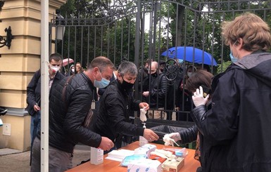 Пресс-конференция Зеленского: журналистам выдали маски, а свои попросили снять