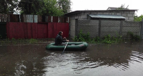 По пояс воды и утопающие машины: Украину капитально затопил весенний ливень
