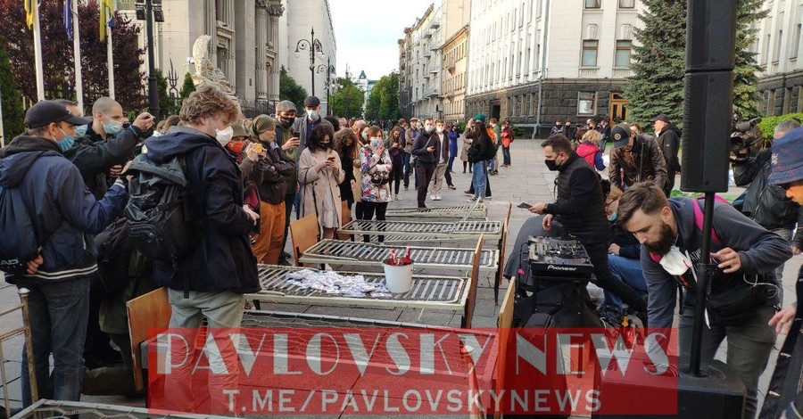В Киеве под Офисом президента активисты устроили 