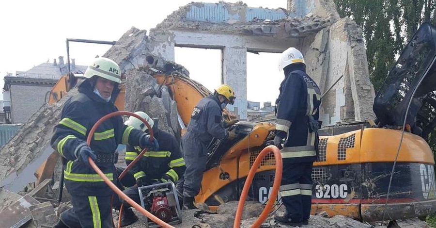 В Киеве плита здания упала на экскаватор: погиб рабочий
