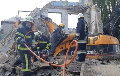 В Киеве плита здания упала на экскаватор: погиб рабочий