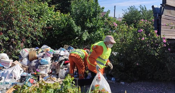 В Запорожье из усадьбы “мусорной королевы” самосвалом эвакуируют отходы 