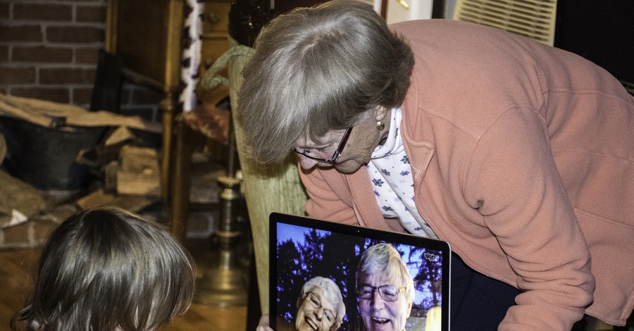 В Британии бабушкам и дедушкам разрешили видеться с внуками