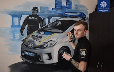 Патрульный из Днепра рисует граффити о жизни полиции