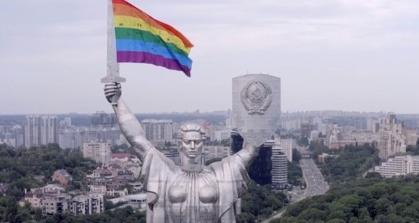 В киевском музее заявили, что повесить флаг ЛГБТ на Родину-мать технически невозможно