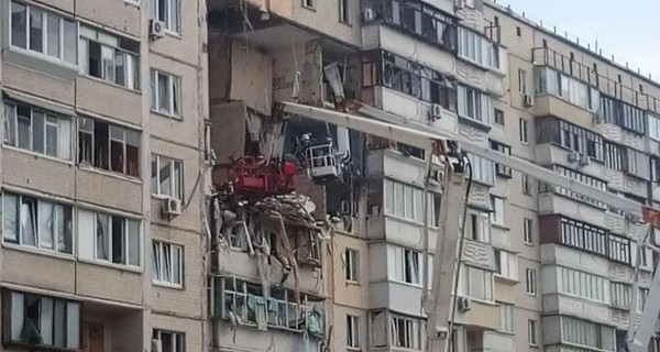 Взрыв дома в Киеве на Поздняках: в соцсетях появилось видео взрыва, а у следствия - основная версия