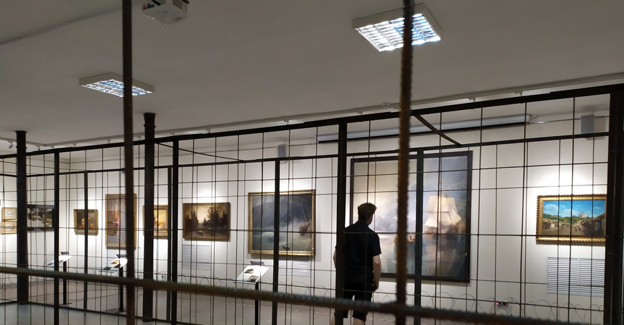 Выставка картин Порошенко: сборная  солянка за решеткой и колючей проволокой