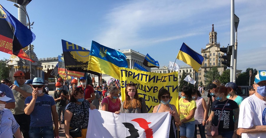 Под Кабмином протестуют против Шкарлета, под Радой - против закона о труде и за отставку Третьяковой