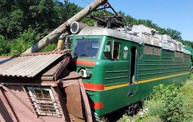 В Кировоградской области поезд сошел с рельсов и снес служебную постройку 