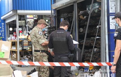 Харьковчанин поссорился с продавцом на рынке и бросил в него макетом гранаты