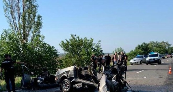 Стали известны подробности аварии с шестью жертвами под Одессой: погибли одноклассники и семейная пара