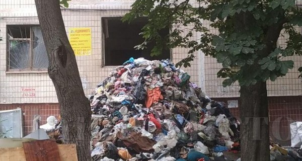 КАМАЗы неделю вывозят мусор из квартиры в Днепре