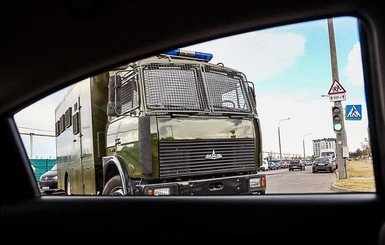 Выборы в Беларуси: СМИ увидели в Минске несколько видов техники и сообщили, что милиция окружила главную площадь 