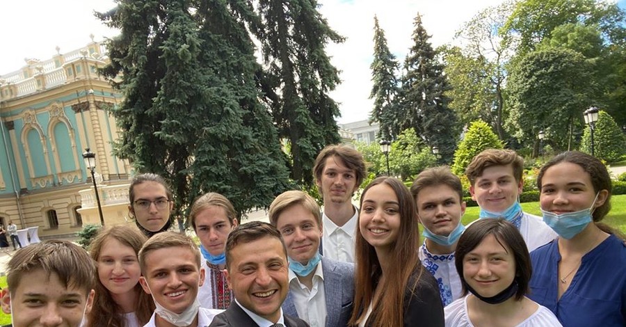 Ради селфи с выпускниками Зеленский нарушил социальную дистанцию