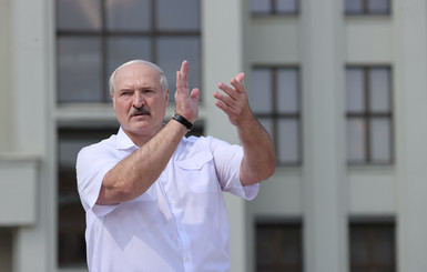 Лукашенко заявил, что если белорусы его загубят, то будут жить как в Украине - стоять на коленях и просить кусок хлеба