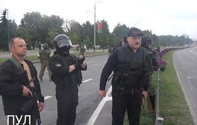 Лукашенко вышел за оцепление резиденции и поблагодарил силовиков: Вы красавцы