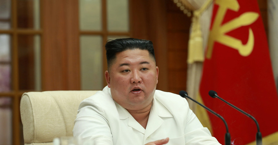 Ким Чен Ын не в коме: глава КНДР провел заседание, куря сигарету 