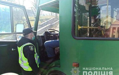 В Черновцах полицейские остановили общественный транспорт, проигнорировав решение горсовета