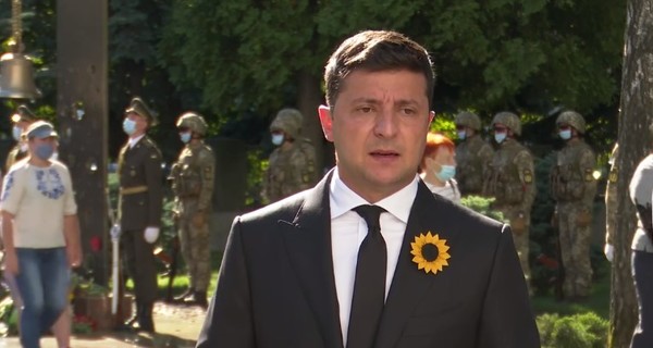 На празднование Дня защитников Украины Зеленский пришел с символом Иловайской трагедии