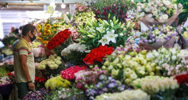 Продавцы цветов о первом сентября: Букеты берут слабо - отношение к учителям уже не то