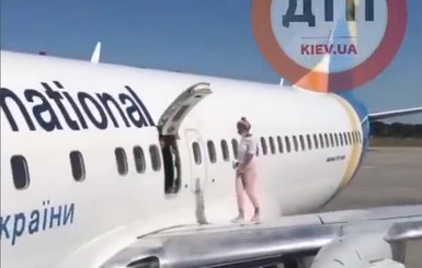 В Борисполе пассажирка захотела подышать свежим воздухом и прогулялась по крылу самолета
