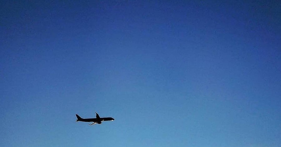 В МАУ отреагировали на прогулку женщины по крылу самолета смешной публикацией