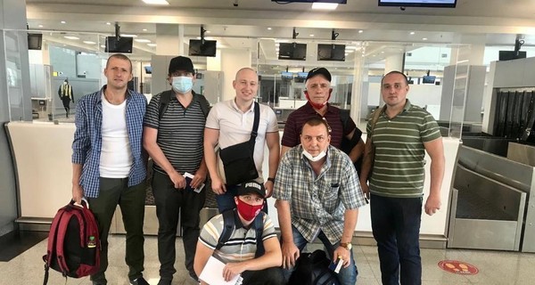 В Украину вернулись 6 моряков, освобожденных из пиратского плена