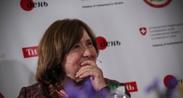 Светлана Алексиевич улетела из Беларуси