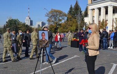 Запомните его имя, это был хороший мальчик: в Харькове попрощались с экипажем Ан-26 и курсантами