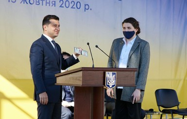 Зеленский представил 29-летнюю Анну Коваленко как черниговского губернатора 