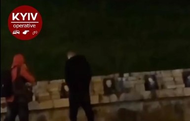 Полиция Киева разыскивает мужчину, который помочился на памятники Героев Небесной сотни