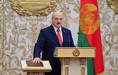 Белорусские журналисты подсчитали, сколько раз с 1994 года Лукашенко обещал не держаться за власть