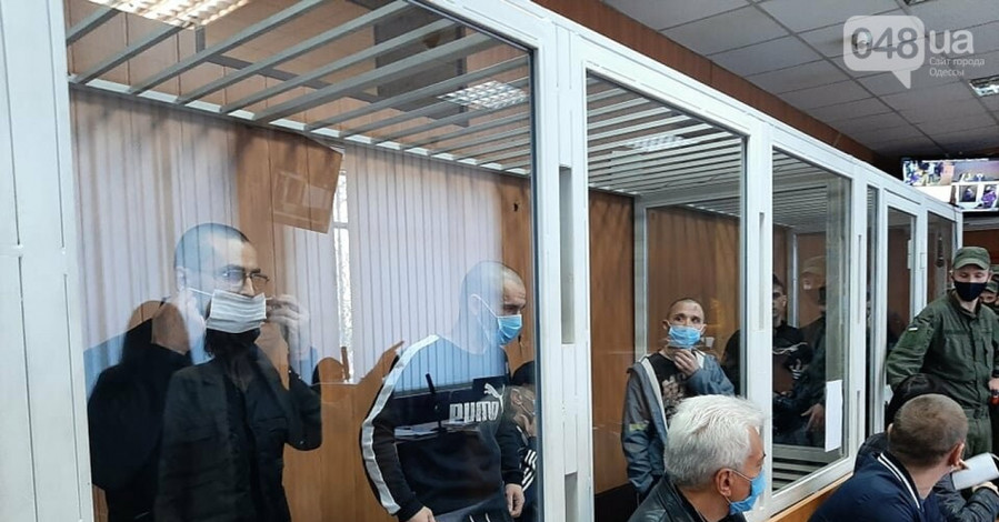 В Одессе семеро заключенных одновременно вскрыли себе вены в суде