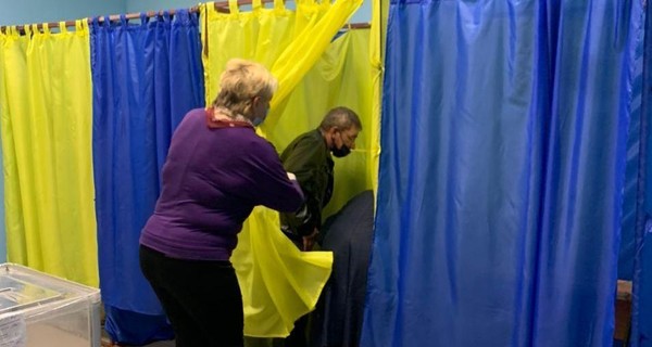 Чудо-кабинки, опрос президента и немного курьезов: как в Украине проходят местные выборы 2020