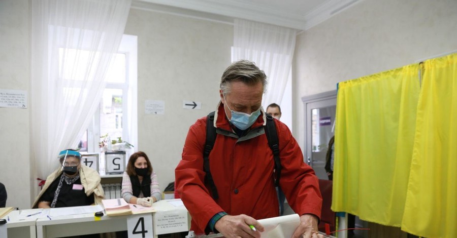 В Украине закрылись избирательные участки: активнее всего голосовали днем