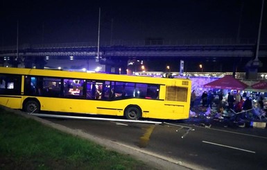 В Киеве автобус на полной скорости протаранил МАФ: есть жертвы
