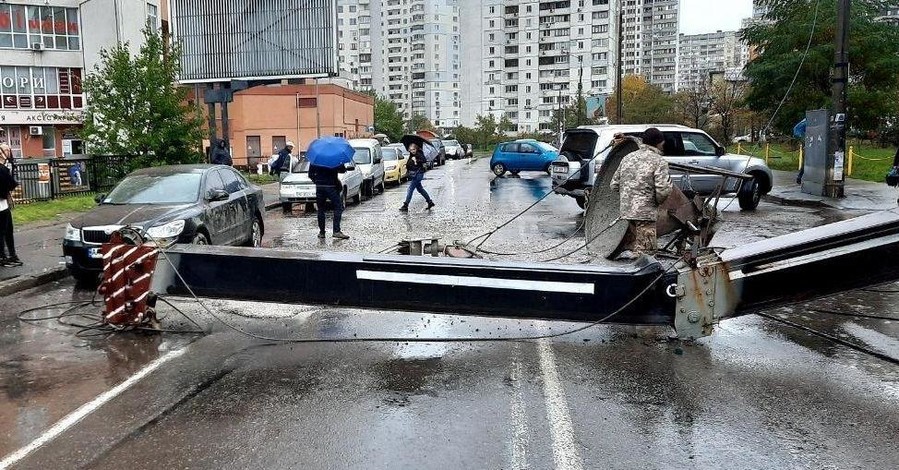 В жилом районе Киева упал кран: прямиком на машину