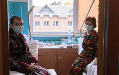 В Черкасской области впервые провели семейную трансплантацию: мама отдала почку сыну – молодому учителю
