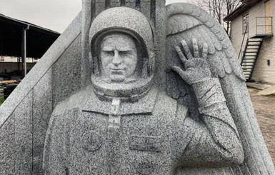 Как выглядит памятник Леониду Каденюку за 4,7 миллиона гривен