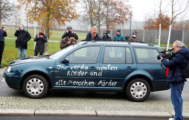 В ворота офиса Меркель врезалась обрисованная провокационными лозунгами машина