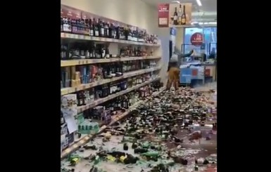 В Англии женщина разгромила полку с алкоголем в супермаркете, разбив более 500 бутылок 