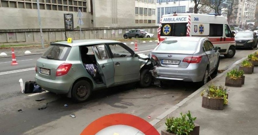 Киевский таксист уснул за рулем и врезался в машину: погибла пассажирка