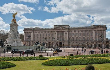 Слуга британской королевы украл у нее 77 вещей