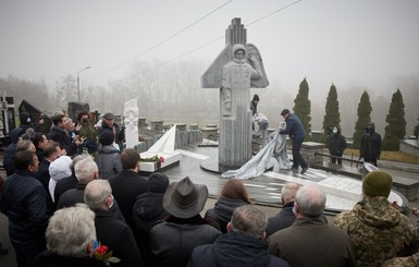 На Байковом кладбище поставили долгожданный монумент Леониду Каденюку