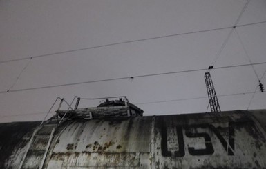 Во Львове 15-летняя девушка погибла при попытке сделать селфи на железной дороге