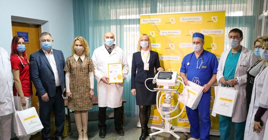 Тесты, кислород и ИВЛ: как Фонд Рината Ахметова помогает медикам Украины в борьбе с COVID-19