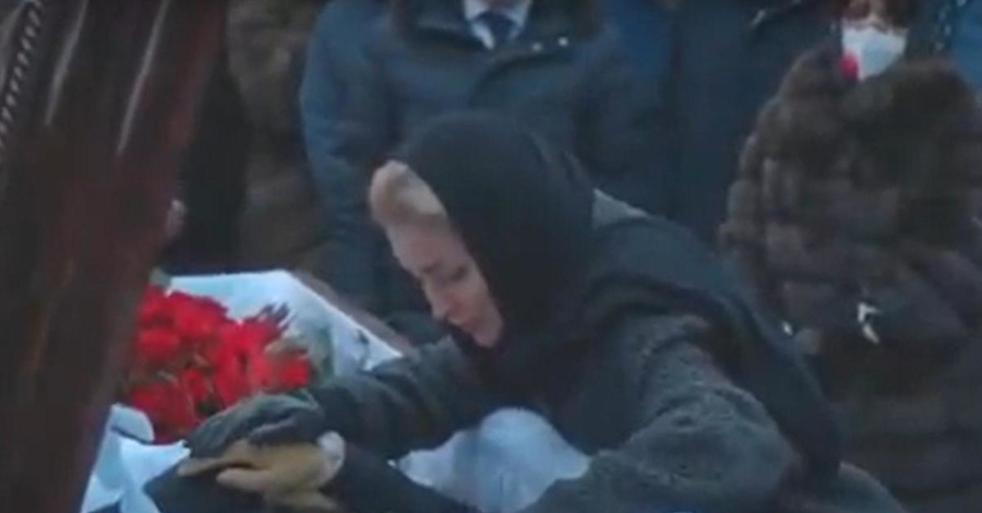 Вдова Геннадия Кернеса показала грустное и торжественное видео с похорон: Спи, мой хороший