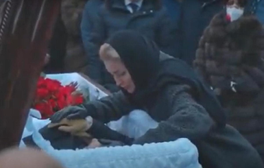 Вдова Геннадия Кернеса показала грустное и торжественное видео с похорон: Спи, мой хороший
