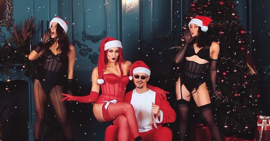 Новогодние песни-премьеры: MARUV в секси-наряде исполнила рождественский кавер, а Кароль и DZIDZIO - колядку