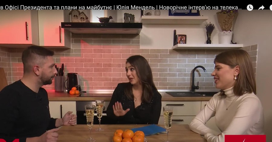 Спикер Зеленского пустила журналистов на кухню и показала вещи в шкафу